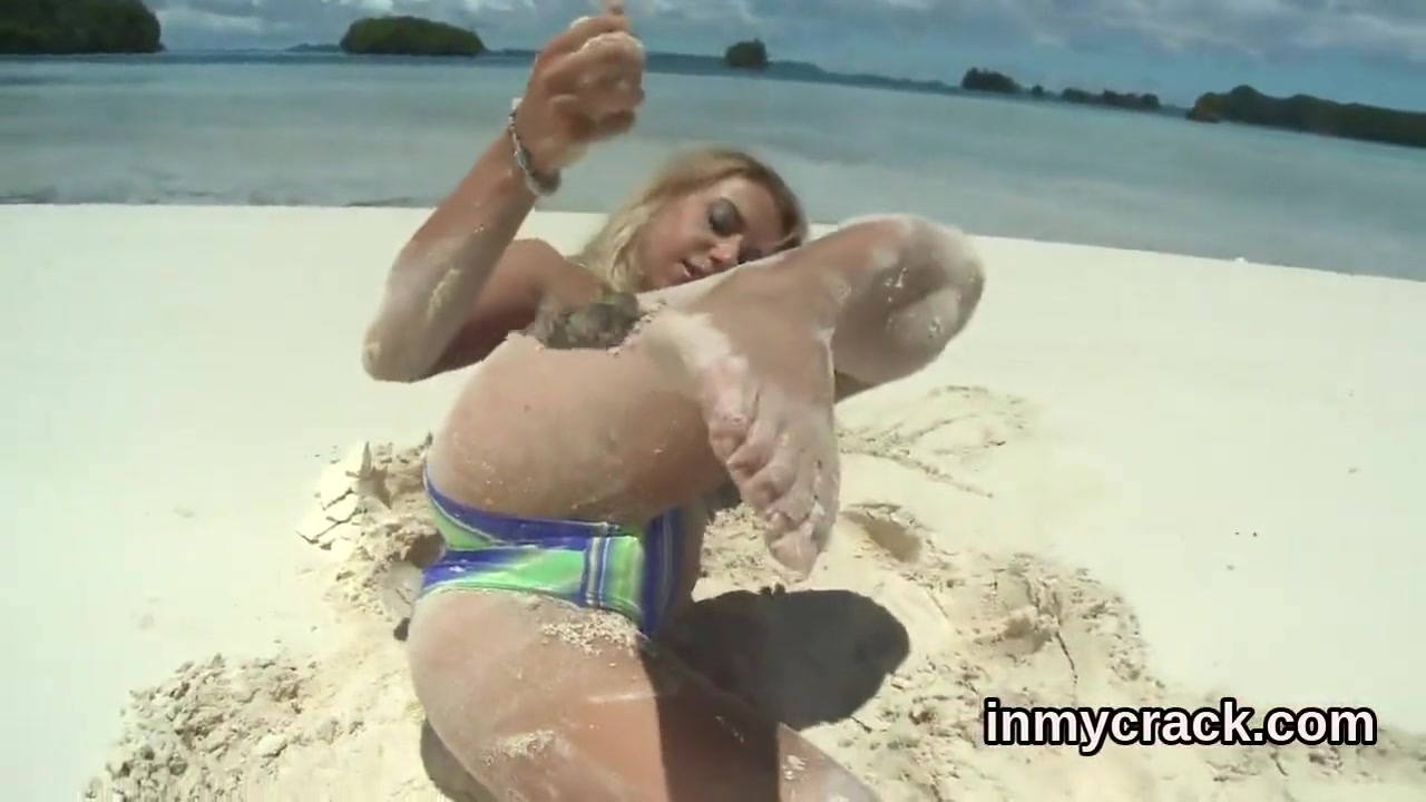 Glamorous Bombshell Is Showing Her Opened Soft Twat In