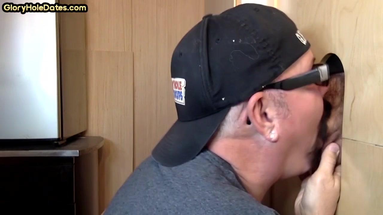Facial loving gloryhole DILF sucks rod in private home video
