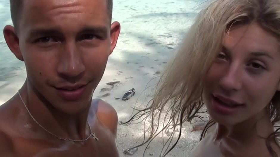 Vicktoria Tiffany in chick shows her love for perfect blowjob at the beach