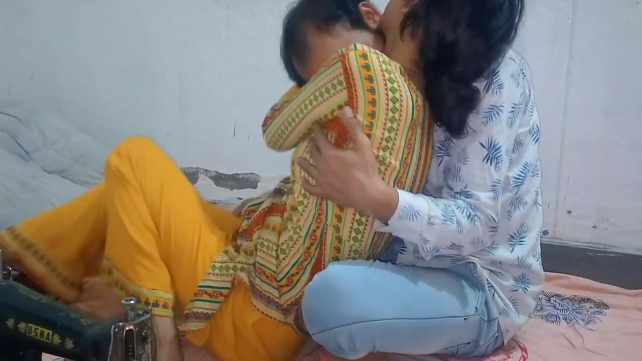 Desi Indian Bhabhi Ko Darji Ne Lund Daal Khub Choda And Facial On Her Mouth Hindi Audio