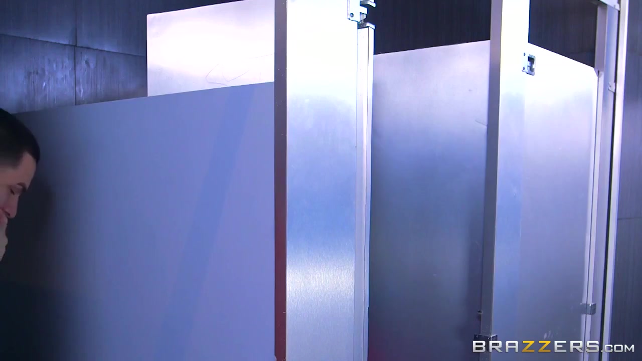 Meat Puppet, Busty Stepmom And Diamond Foxxx In Wanks Off Long Pink In Public Toilet