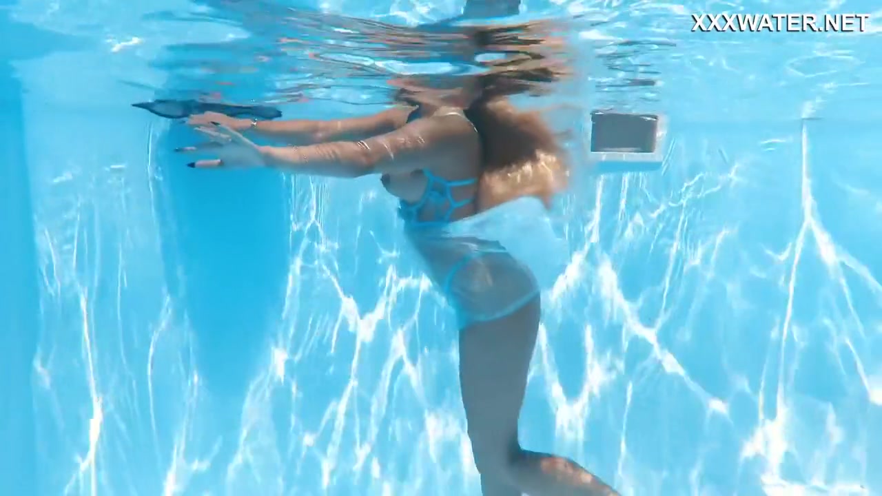 Lisi Kitty - Very Horny Milf Babe Ready To Fuck You In The Pool