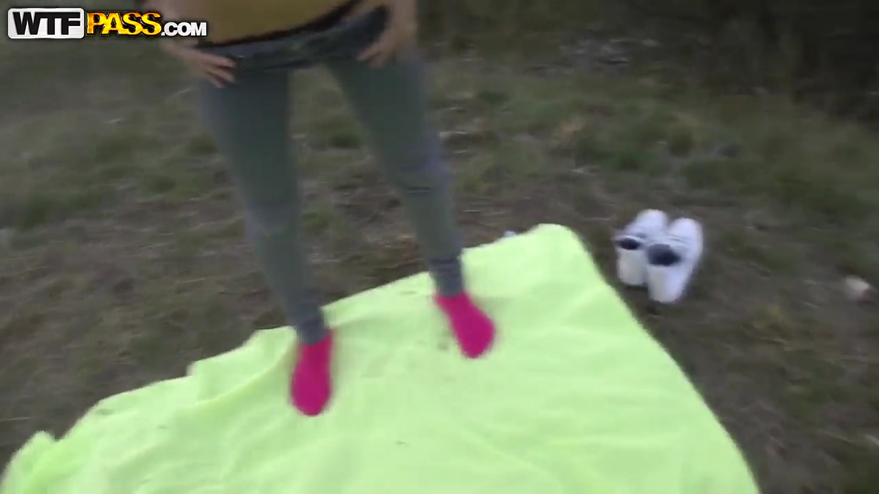 Teenage girl exposes body and gives a head