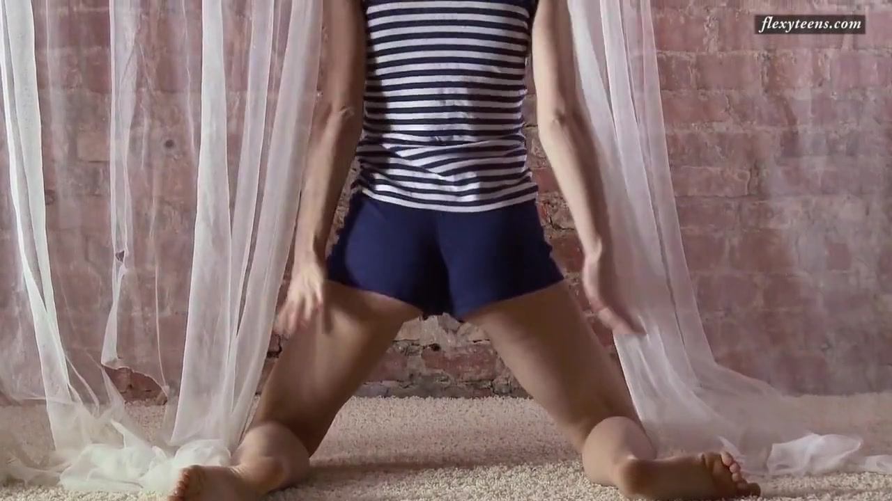 Tight Pussy Babe Stretching Her Legs With Razdery Noga