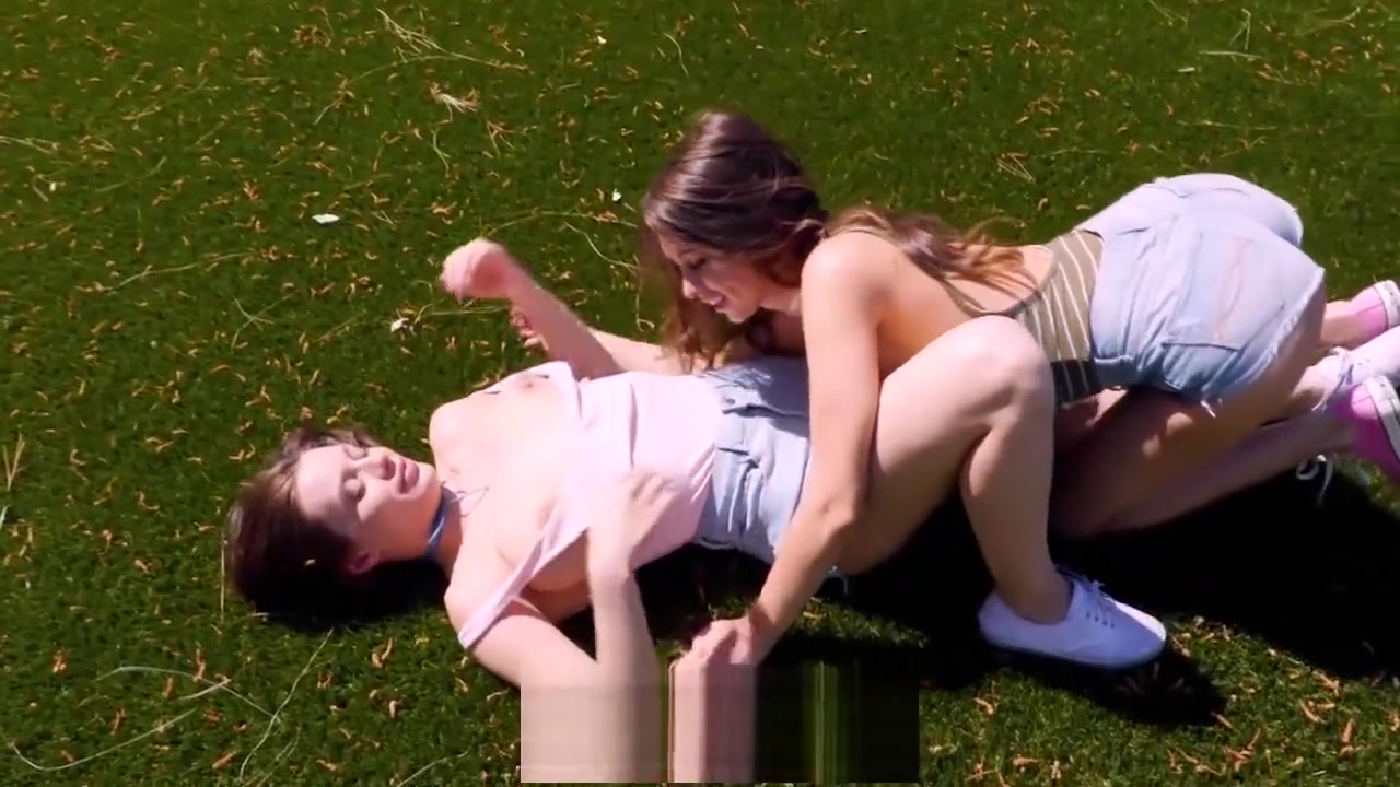Riley Reid involves her stepsis in a sexy licking centipede