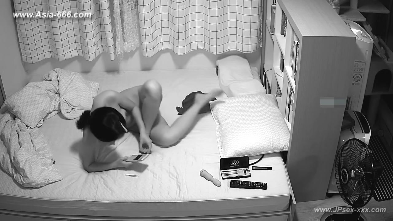 Hackers use the camera to remote monitoring of a lover's home life.545