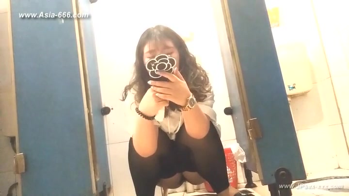 chinese girls go to toilet.68
