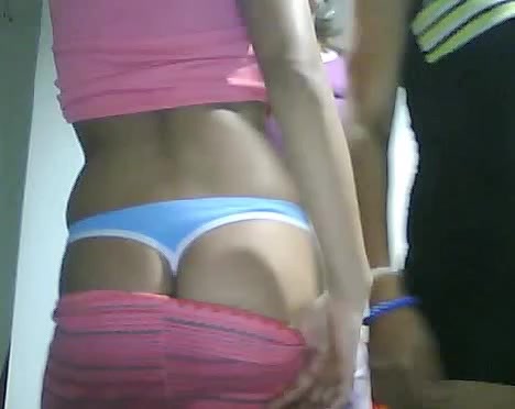 Black-skinned woman loves to shake with twat on cam