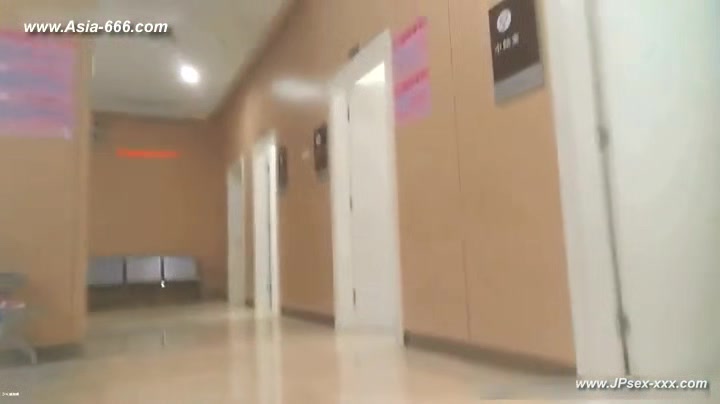 peeping chinese woman to go to the hospital for an injection.5