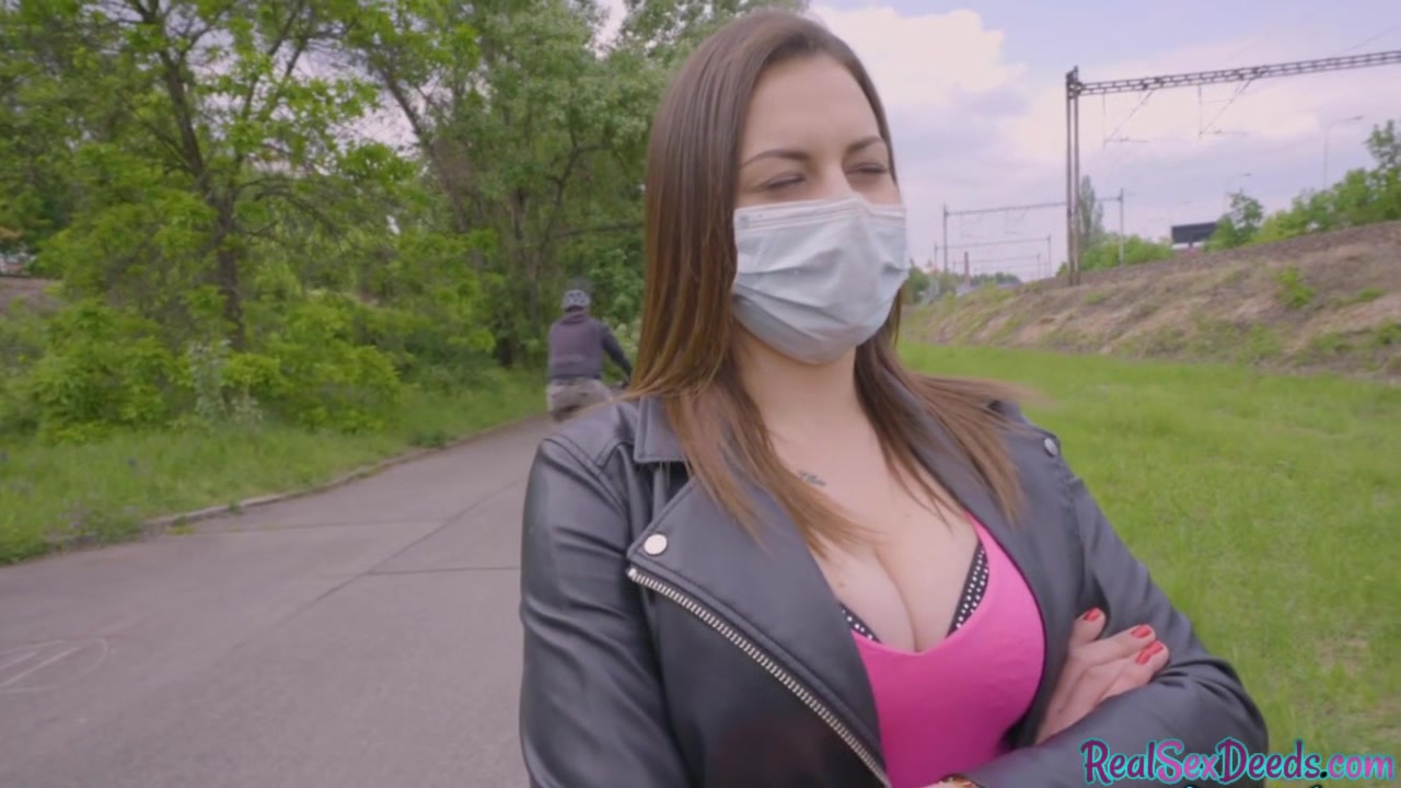 Real busty slut cuts facemask to give head outdoor