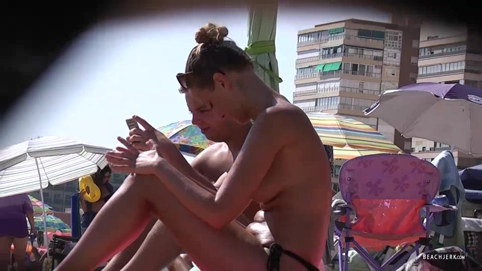 Excellent sideboob - BeachJerk