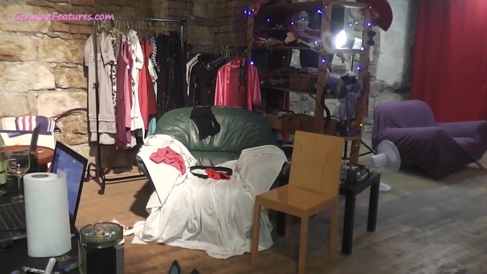 New horny model prepares herself