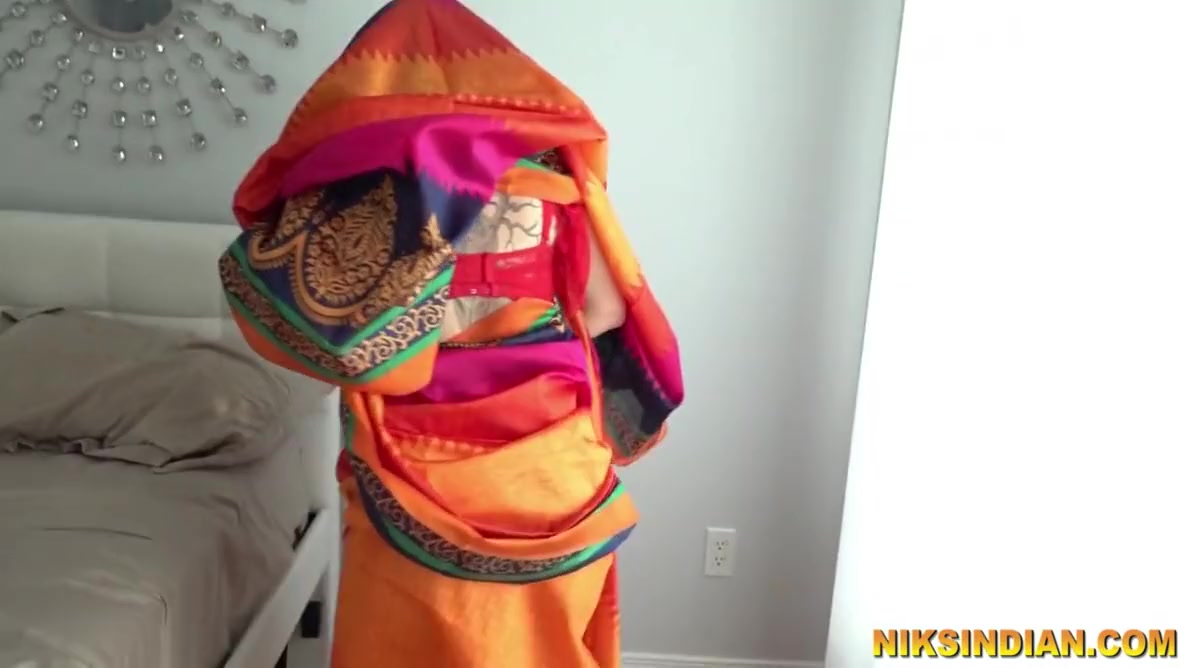 Boodhi Daadi Amma Ki Saree Utaar Kar Unki Chut Chod Diya