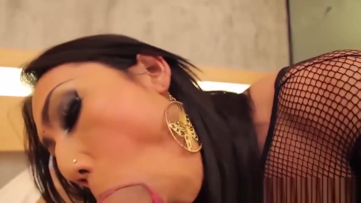 Htt first timer lady boy gets 12inch cock deep in her ass