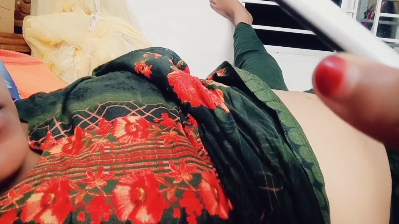 The House Wife Is Having Sex With Her On The Phone In Great Excitement