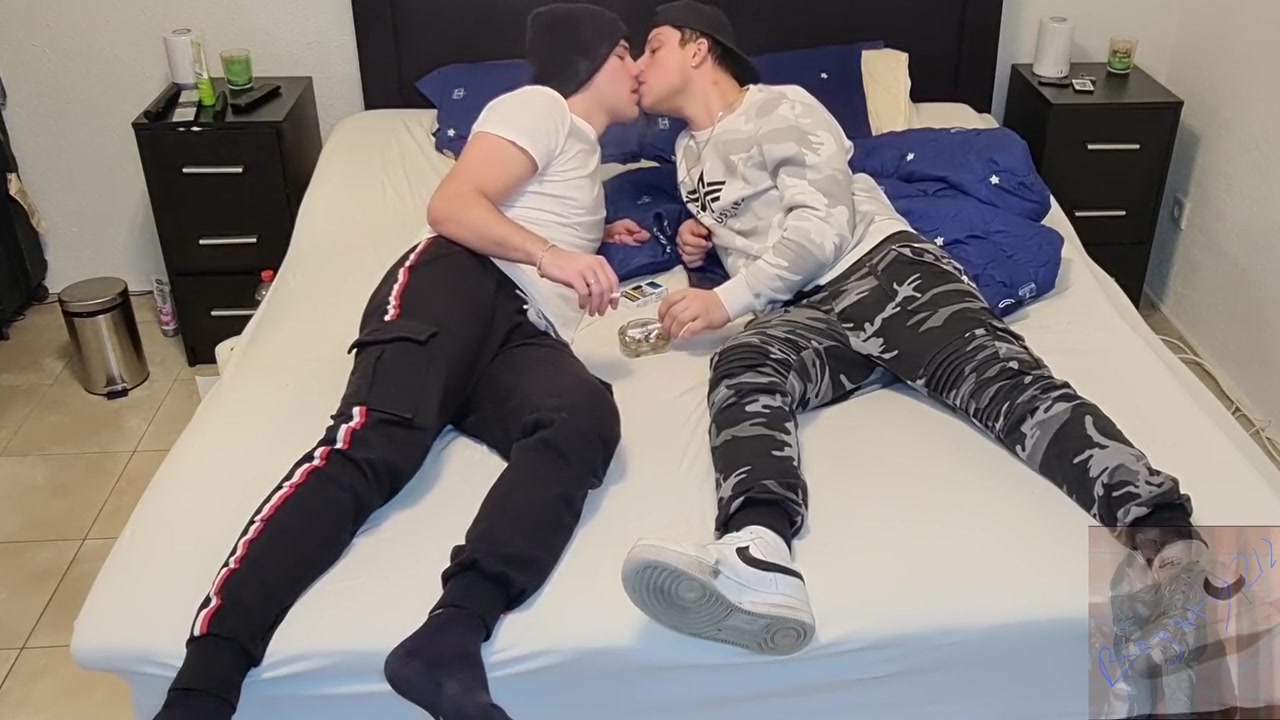 Big Dicks In Gay Couple Smoking Kissing Wanking Their Blowing And Cumming On The Ashtray