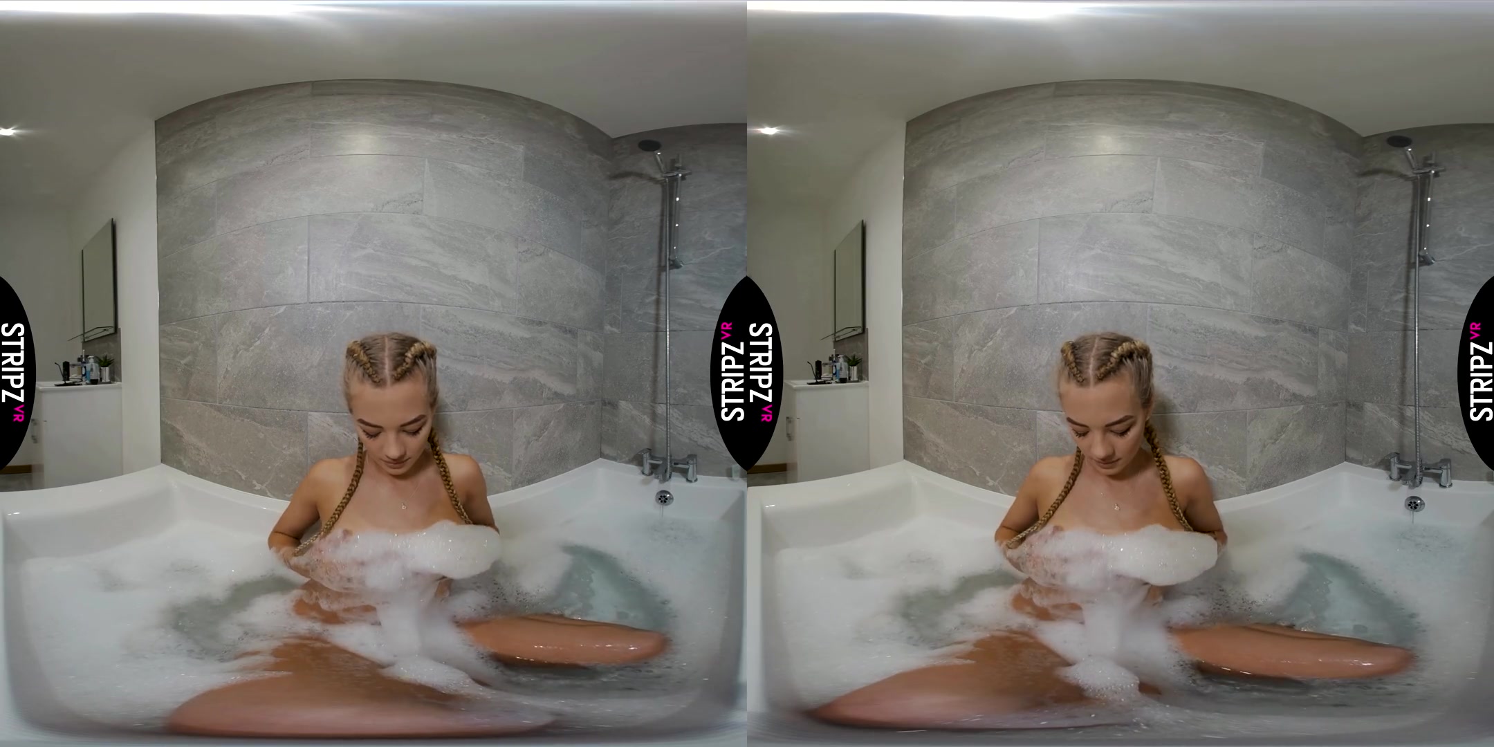 Courtney Marie in Bathe with Me... - StripzVR