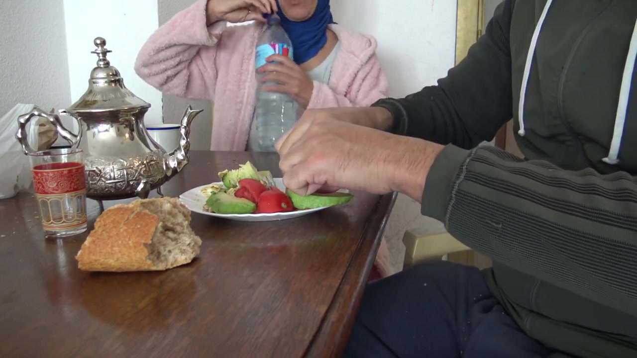 Hot Irani Stepmom Drinks Cumshot شیر پسرخوانده ایرانی ام اب دهانم را می گیرد