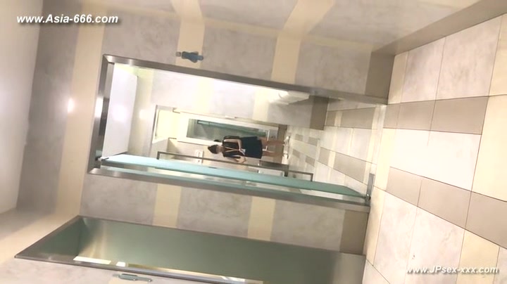 chinese girls go to toilet.136