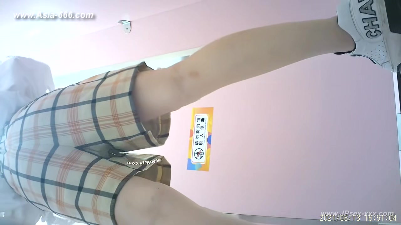 chinese girls go to toilet.304