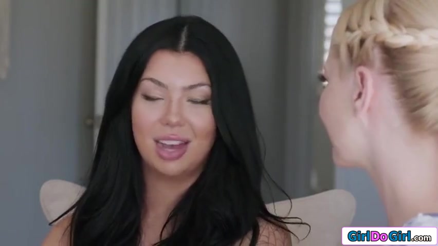 Busty Milf Is Inexperienced Babes First - Holly Day, Bella Bends And Big T