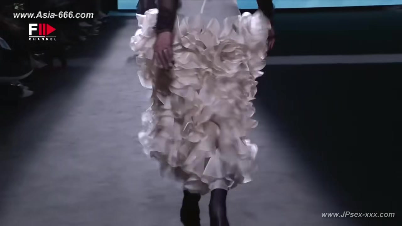 Braless Trends in Women's Fashion Style Compilation for Adventurous Dressers.5