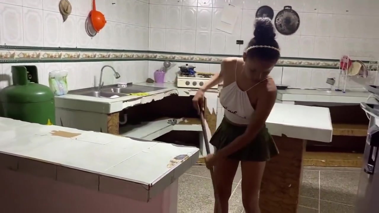 Mi Hermosa Empleada Con Un Enorme Culo Limpiando Cocina Y Aproveche Para Ayudarla