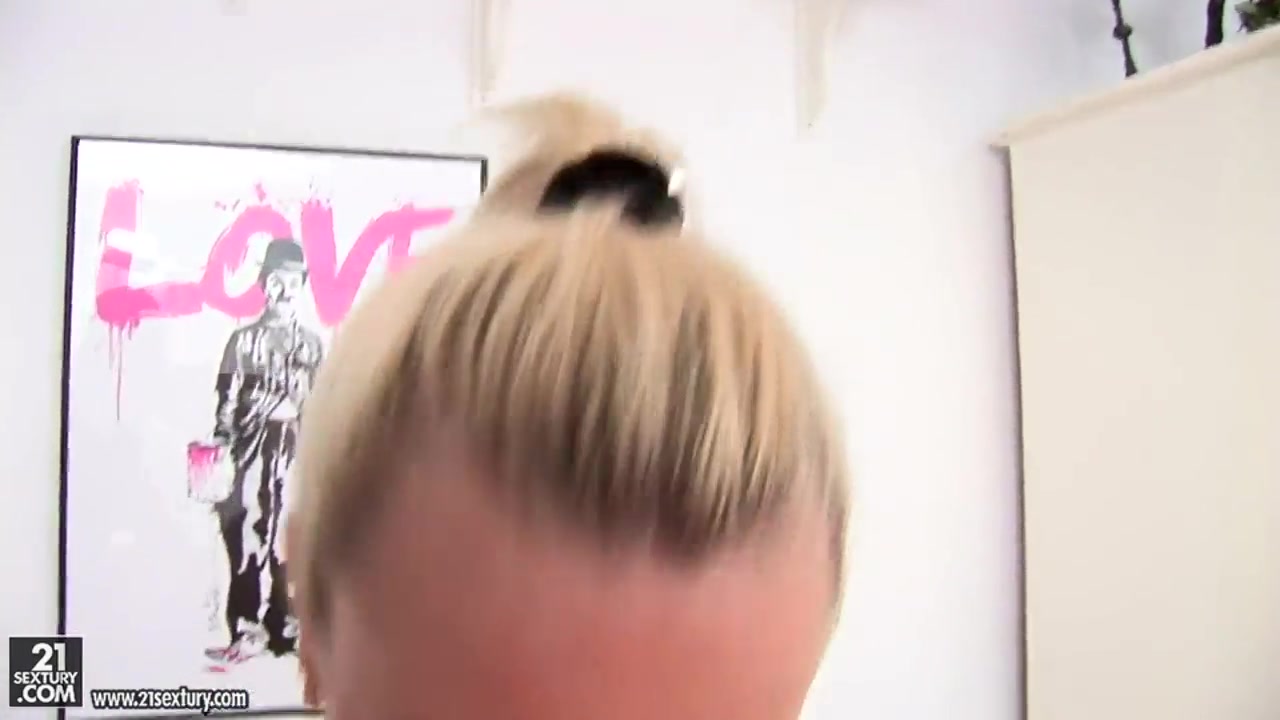 Cybil fingers her tanned pussy for us pervs