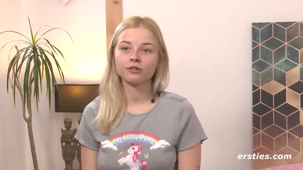 Cute Girl Has Sexy Playtime