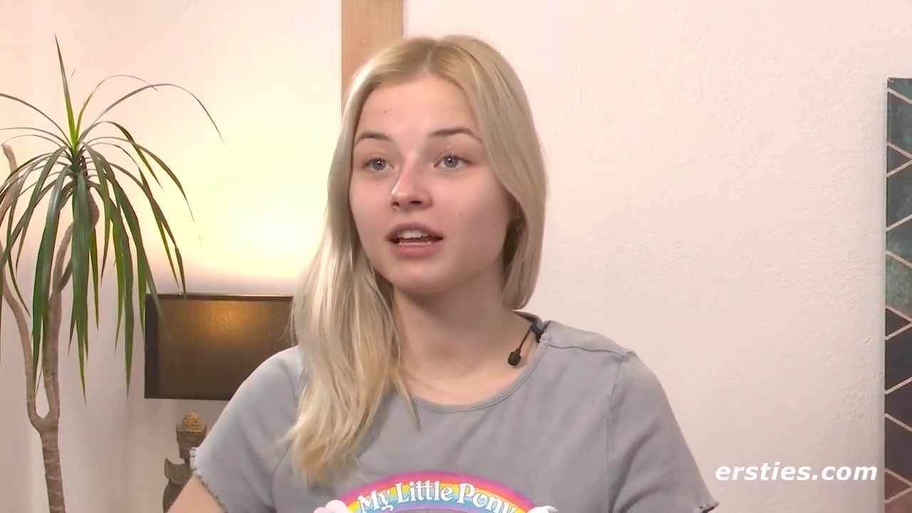 Cute Girl Has Sexy Fun