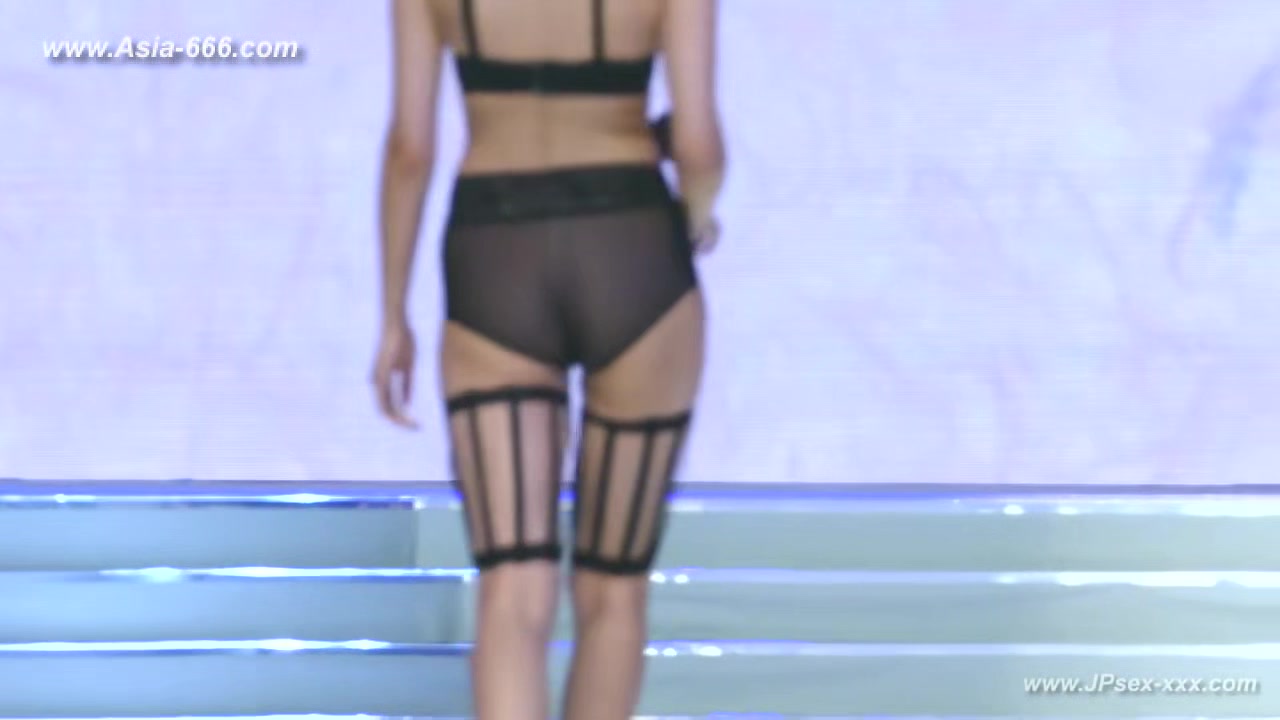 Chinese model in sexy lingerie show.18