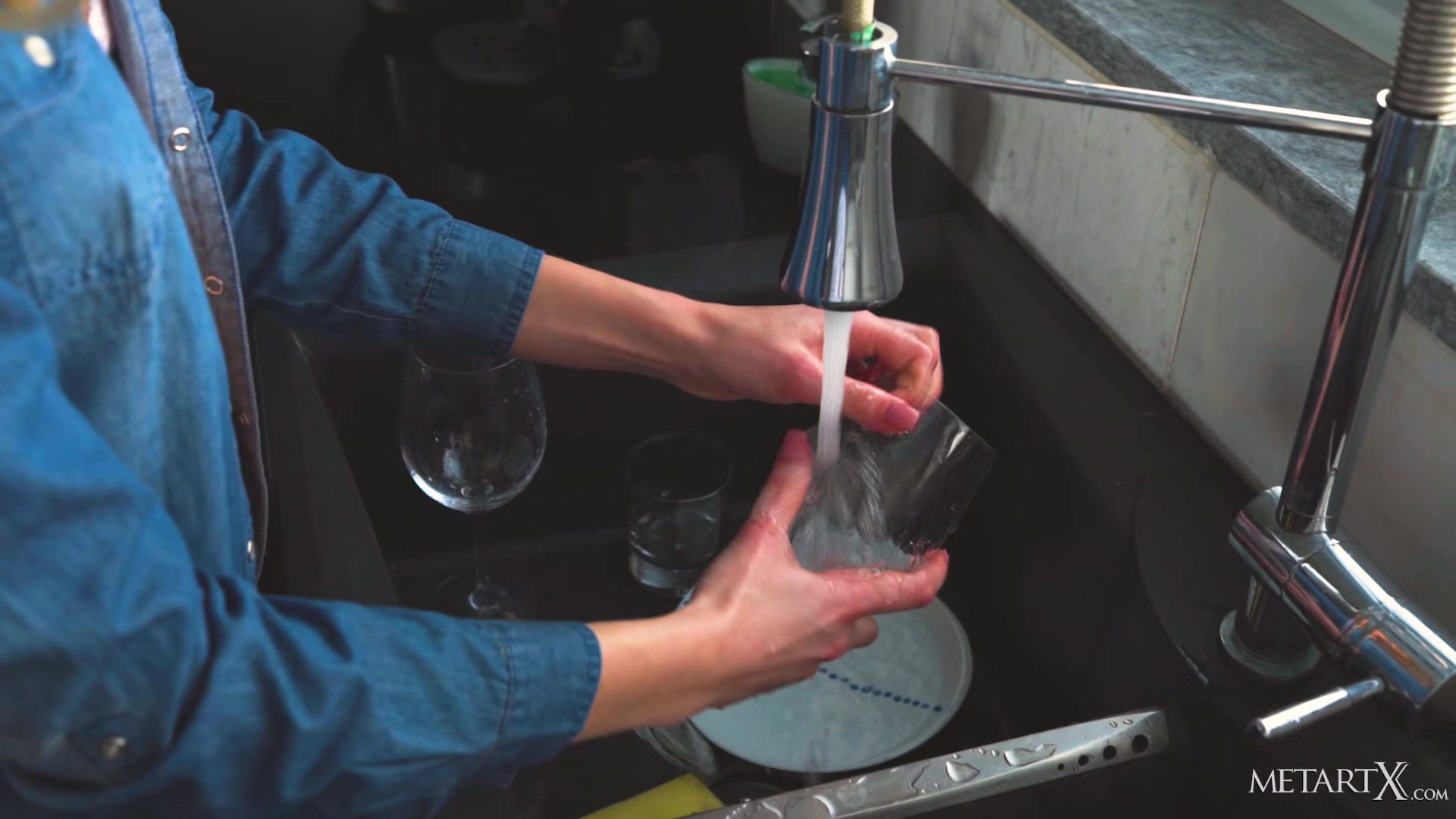 Dishwashing 2 - Amelia Gin - MetartX