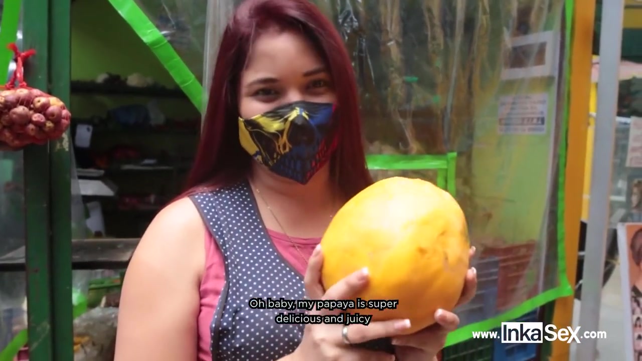 Latina Culona Vende Fruta En El Mercado Y Se Terminan Comiendo Su Fruta Prohibida