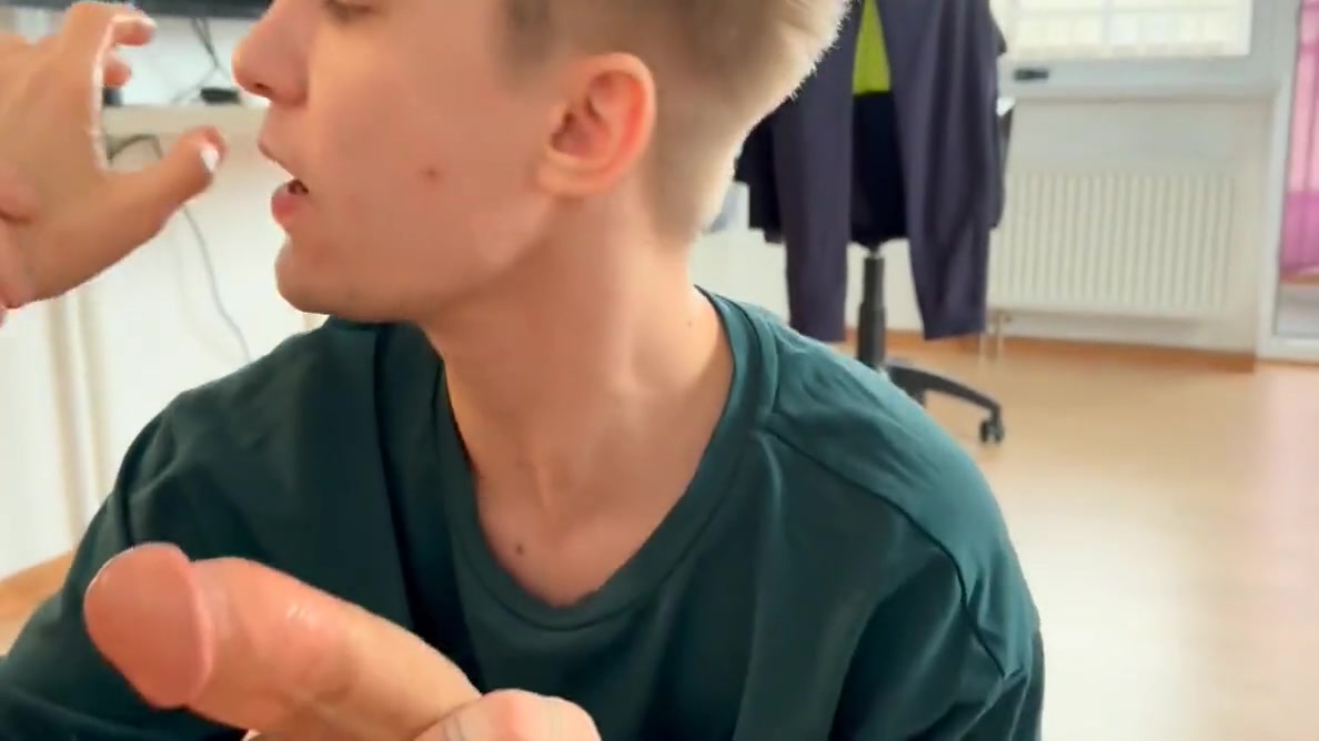 The Fake twins - I Gave A Blowjob To A Big Dick A Twink Cumshot From A Blowjob