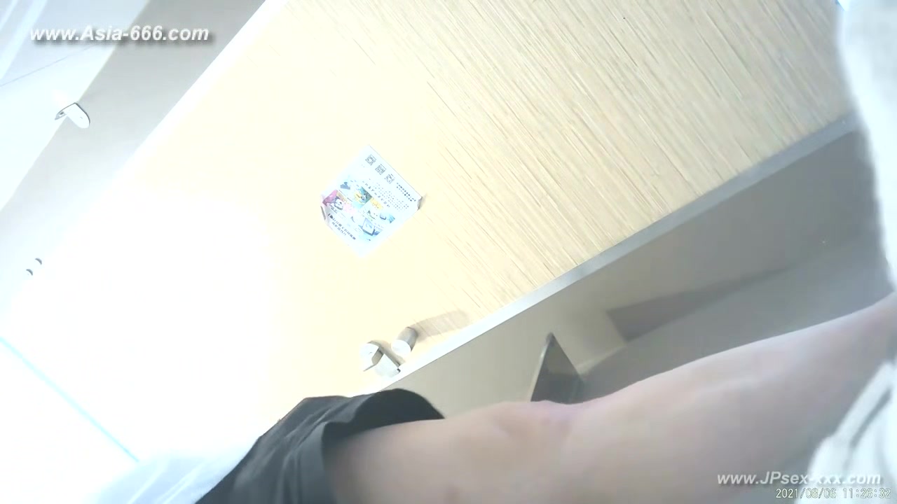 chinese girls go to toilet.188