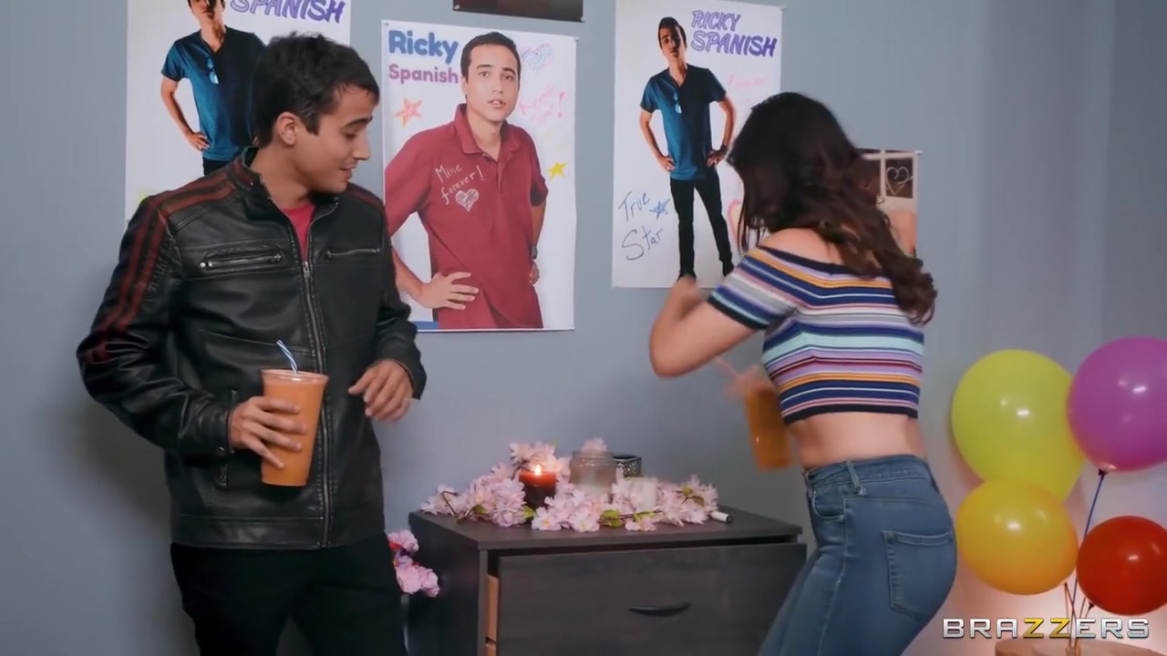 Gets Distracted When He Sees Milf Fat Ass With Ricky Spanish And Kendra Lust
