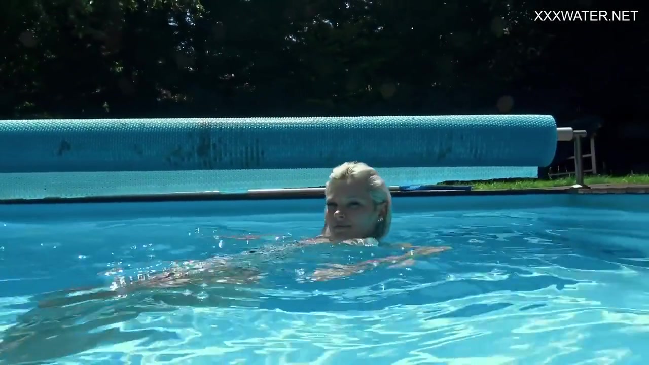 Outdoor Swimming Pool Erotics With Naked Zazie - Zazie Skymm