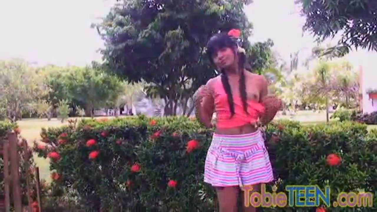 Tobie teen 18+ fingers her sweet pussy solo outdoors