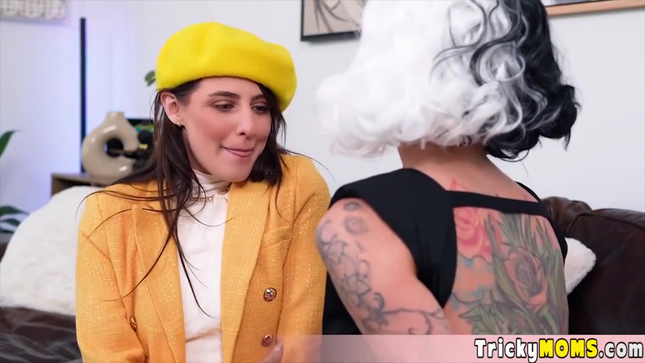 Bored Rich Housewife Testing A Strapon