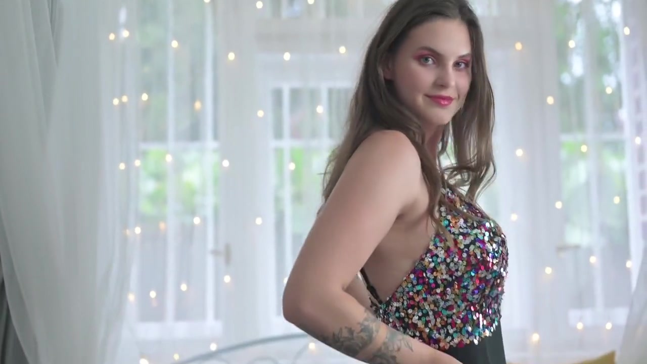 Czech Pornstar Erotic Video With Showing Her Magnificent Huge Tit With Taylee Wood