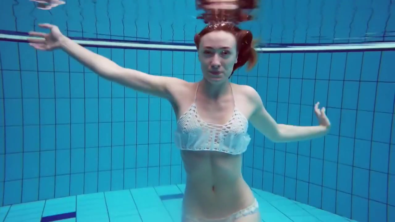 Underwater Hottest Babe Zelenkina Swims