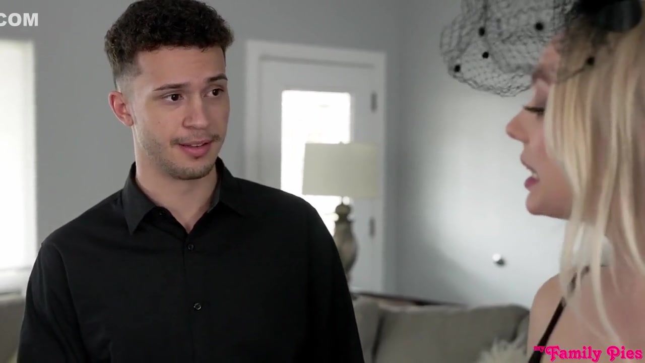 Braylin Bailey - Stepsister And Stepbrother Dont Chose Time And Place For Sex
