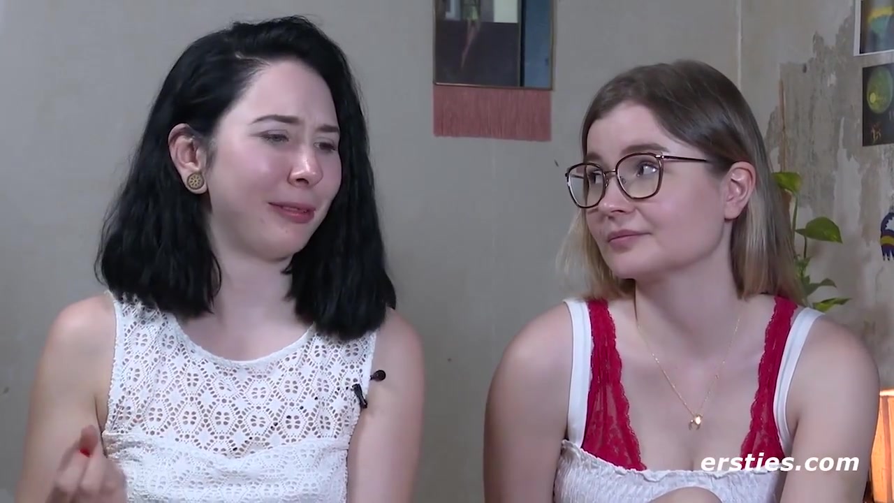 Brunette Wird Von Ihrer Deutschen Freundin Mit Strap-on Verwohnt