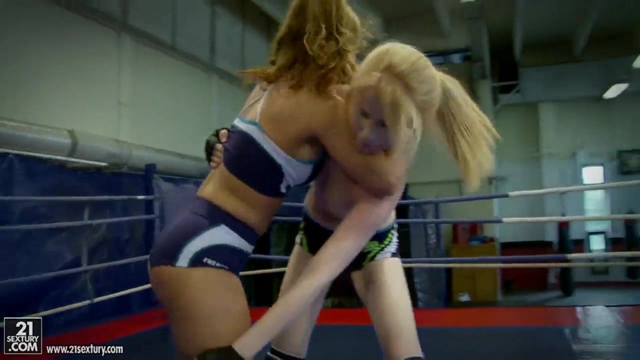 Amazing fight of amazing babes Alice King and Daikiri