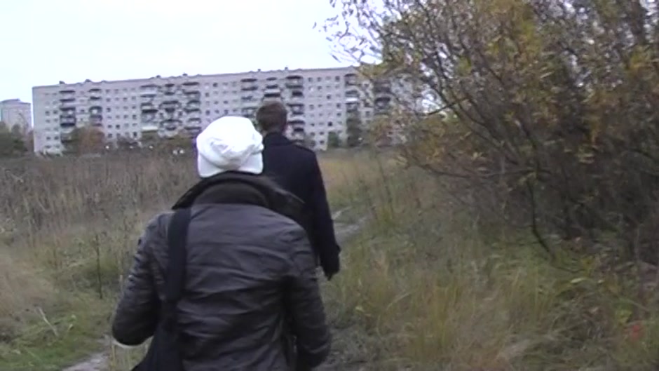 Eva Cats in outdoor video shows an amateur hot gal sucking rod