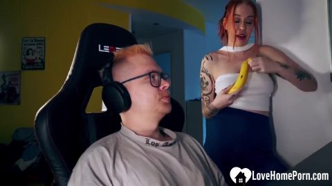Distracting His Gaming With A Good Blowjob