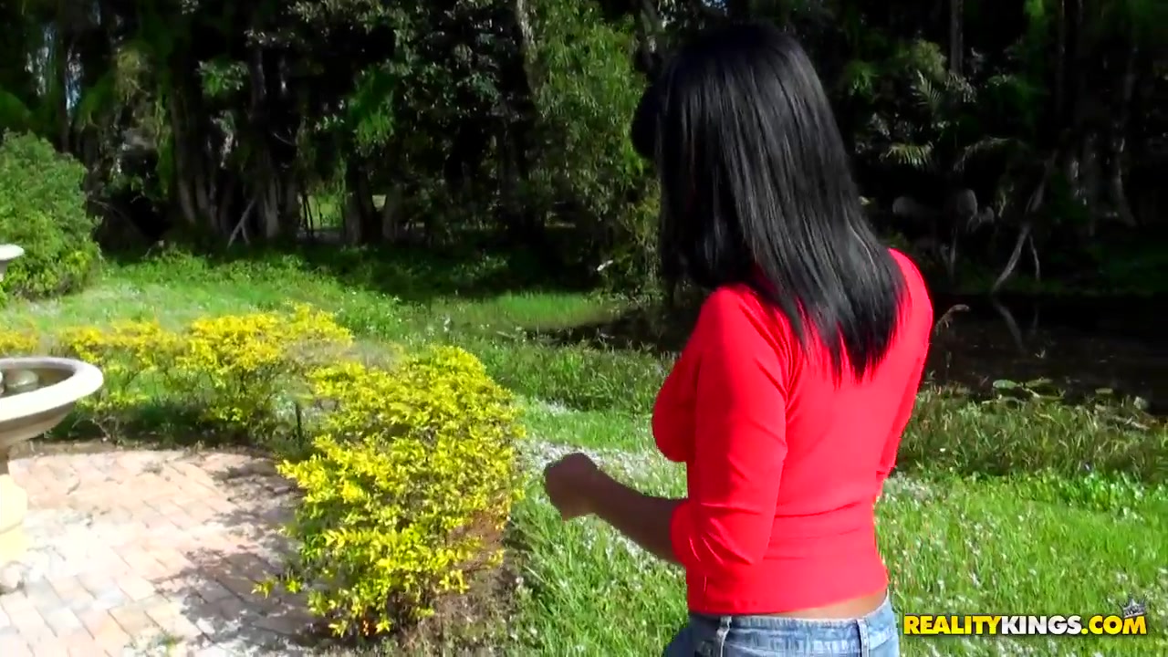 Ebony Jacqui Banks seduces a white guy for hard interracial!