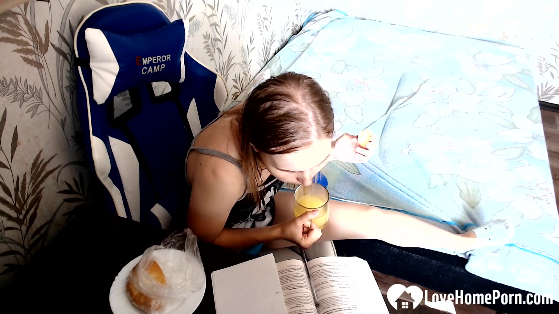 Gamer girl spreads her legs for a solo