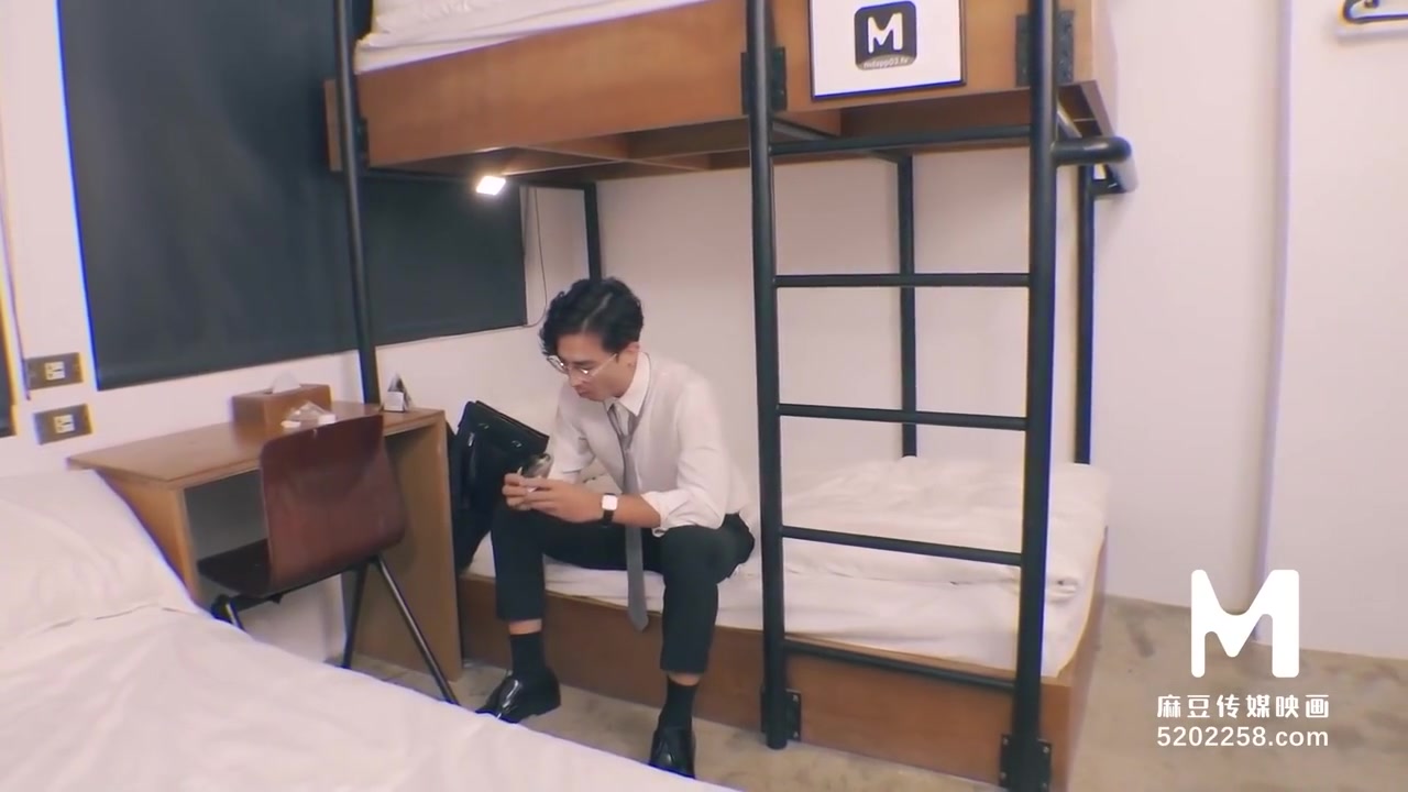 Trailer-top Executive Sucks Cock In Hostel Mdht-0016-best Original Asia Porn Video