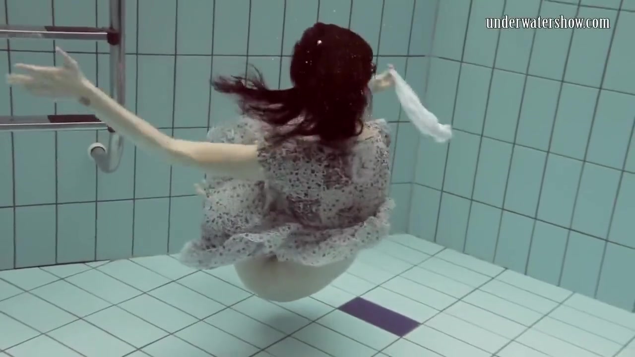 Super Tight Underwater Babe Pussy Loris Licicia